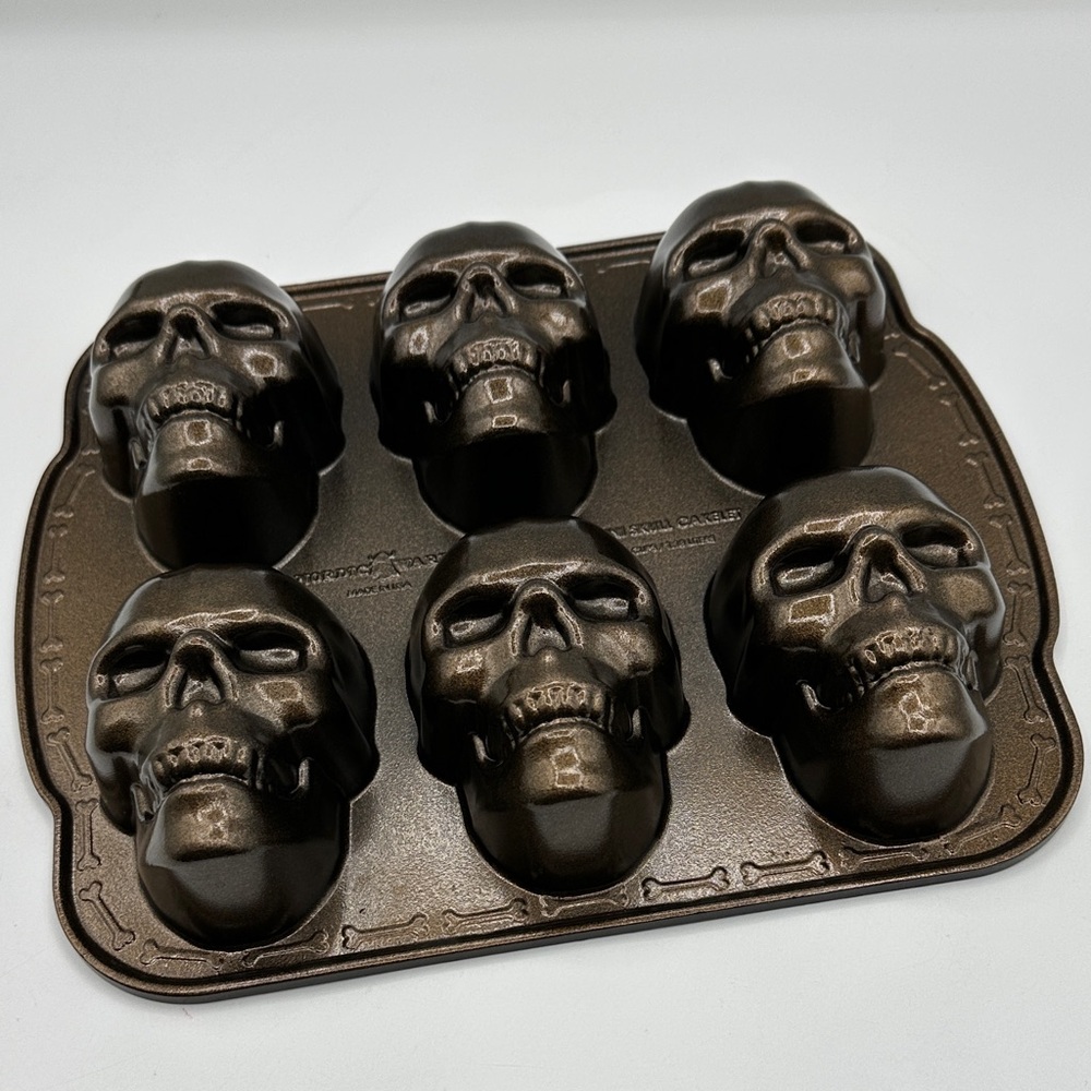 Nordic Ware Mini Skull Cakelet Pan 5 Cups. Spooky &
Haunted. - Picture 2 of 16